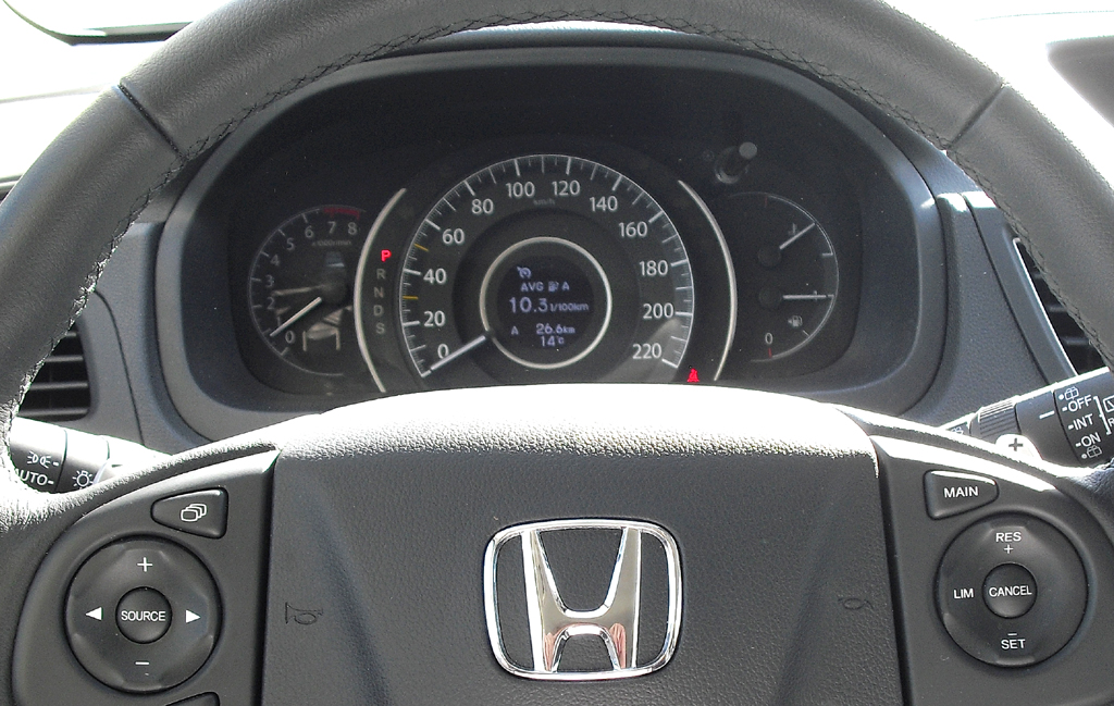 Honda CR-V: Blick durch den Lenkradkranz auf die Rundinstrumentierung. 