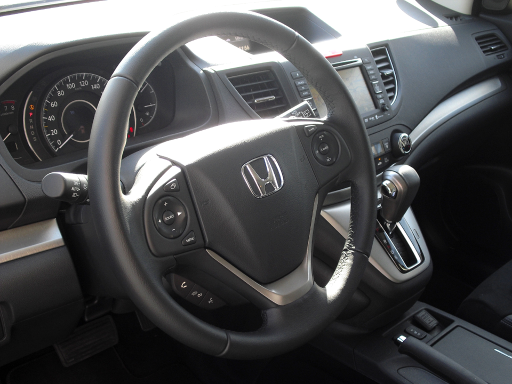 Honda CR-V: Blick ins Cockpit, wo der Getriebehebel griffgünstig platziert ist. 