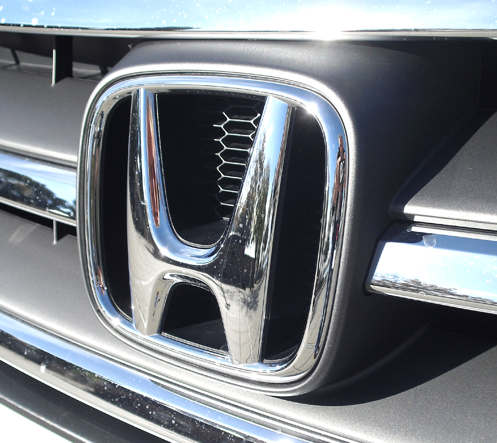 Honda CR-V: Das Markenlogo sitzt vorn mittig im Kühlergrill. 