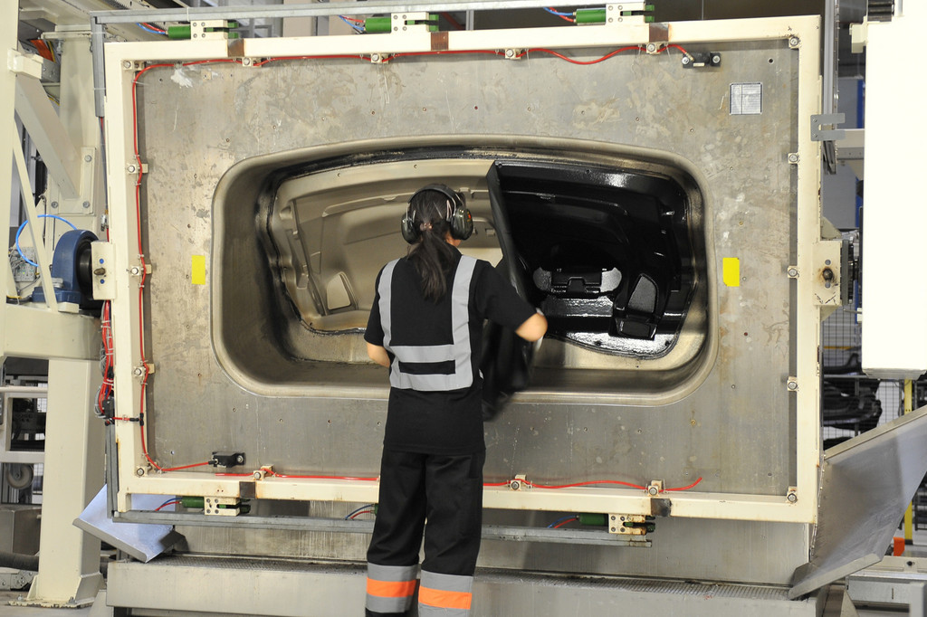 IAC weiht Fabrik in Rumänien ein