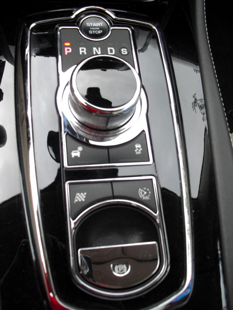 Jaguar XK Cabrio: Blick auf die Bedieneinheit rund um den Getriebe-Drehregler. 