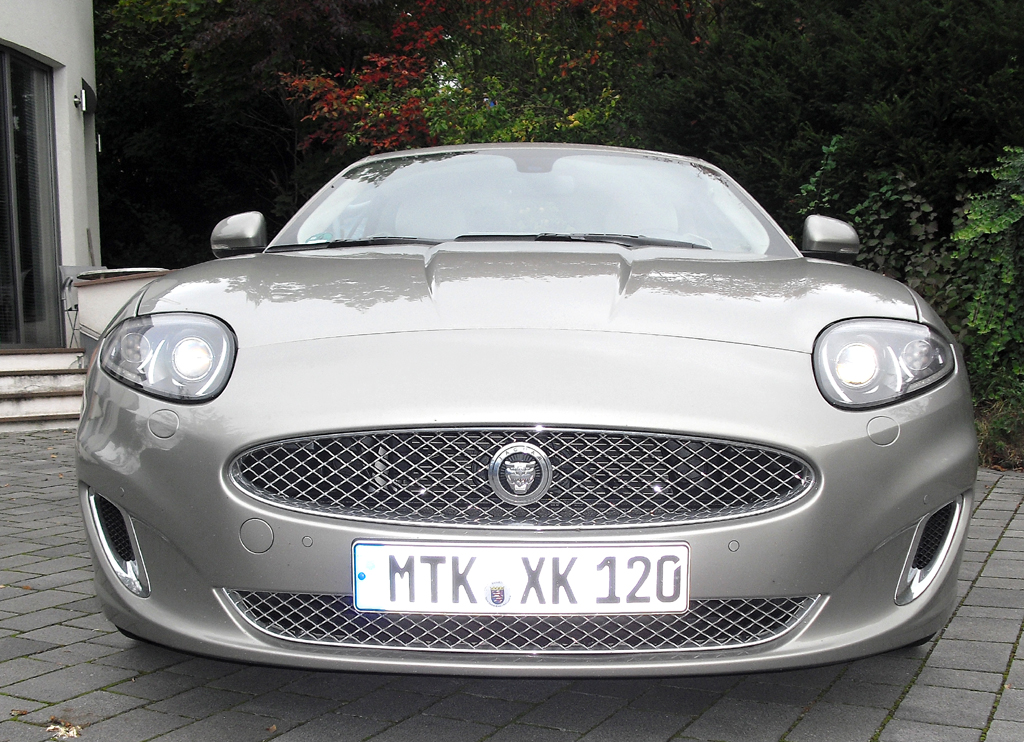 Jaguar XK Cabrio: Blick auf die Frontpartie. 