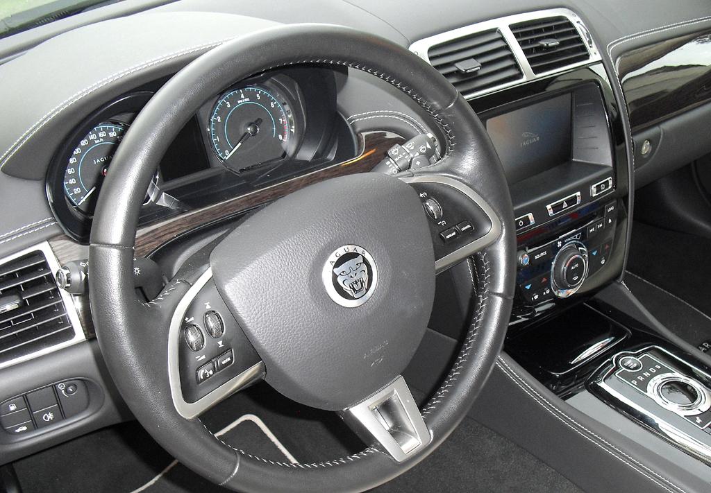 Jaguar XK Cabrio: Blick ins sportlich-noble Cockpit. 