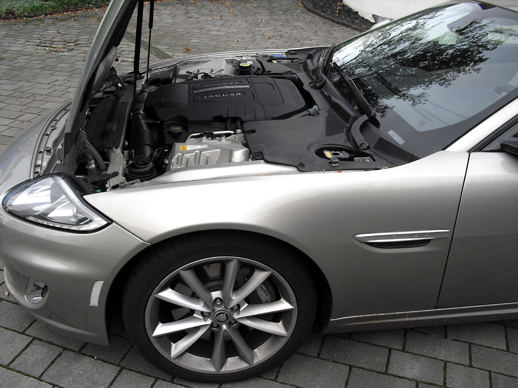 Jaguar XK Cabrio: Blick unter die Haube auf den 5,0-Liter-Achtzylinder. 