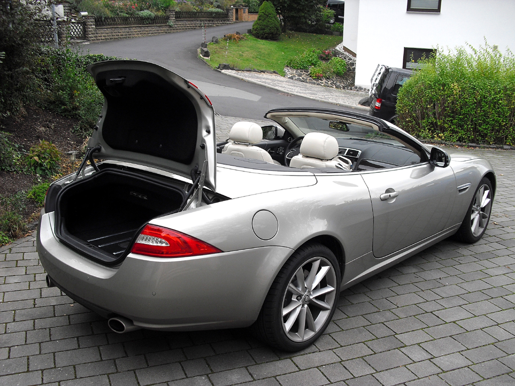 Jaguar XK Cabrio: Ins Gepäckabteil passen je nach Verdeckstellung 200 oder 310 Liter hinein. 