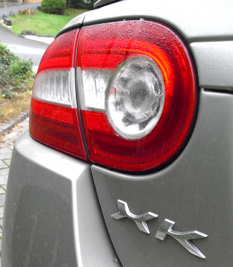 Jaguar XK Cabrio: Moderne Leuchteinheit hinten mit Modellschriftzug. 