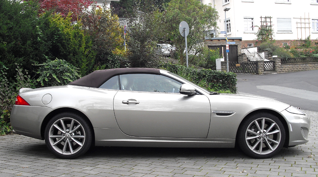 Jaguar XK Cabrio: Und so sieht der Sportwagen mit geschlossenem Stoffverdeck aus.
