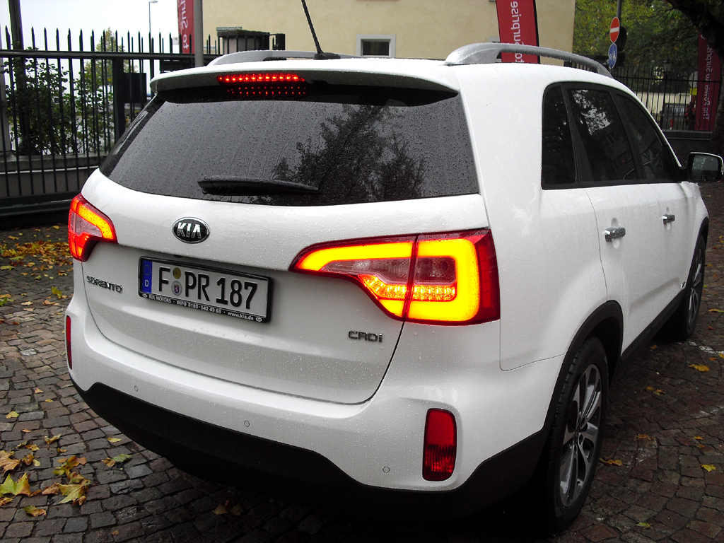 Kia Sorento: Blick auf die Heckpartie mit dem leicht veränderten Design. 