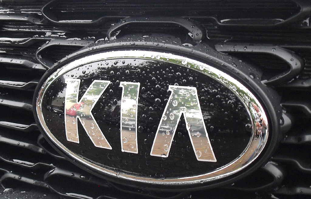 Kia Sorento: Das Markenlogo sitzt vorn mittig im Kühlergrill. 