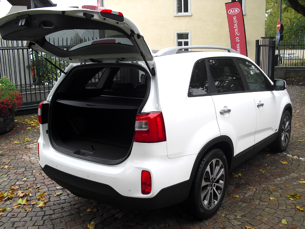 Kia Sorento: Ins Gepäckabteil passen jetzt 660 bis 1675 Liter hinein. 