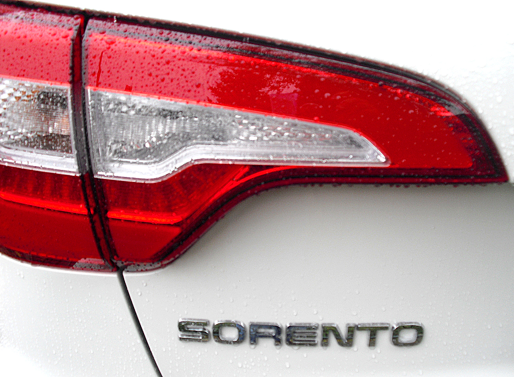 Kia Sorento: Moderne Leuchteinheit hinten mit Modellschriftzug. 