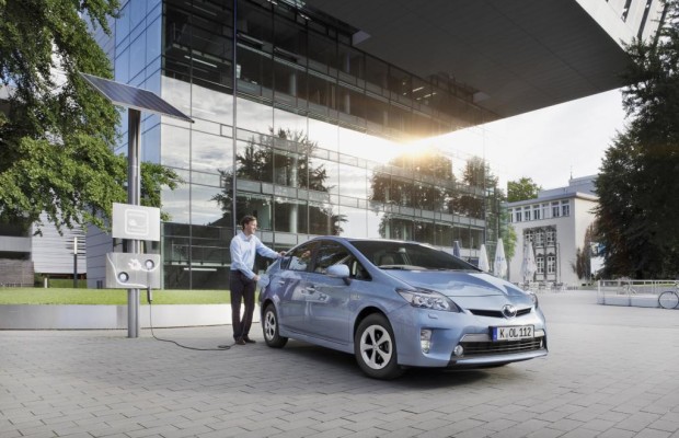 Marktstart des Toyota Prius mit Steckdosen-Anschluss