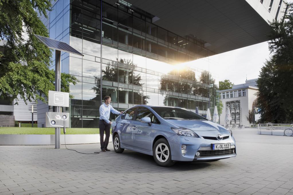 Marktstart des Toyota Prius mit Steckdosen-Anschluss