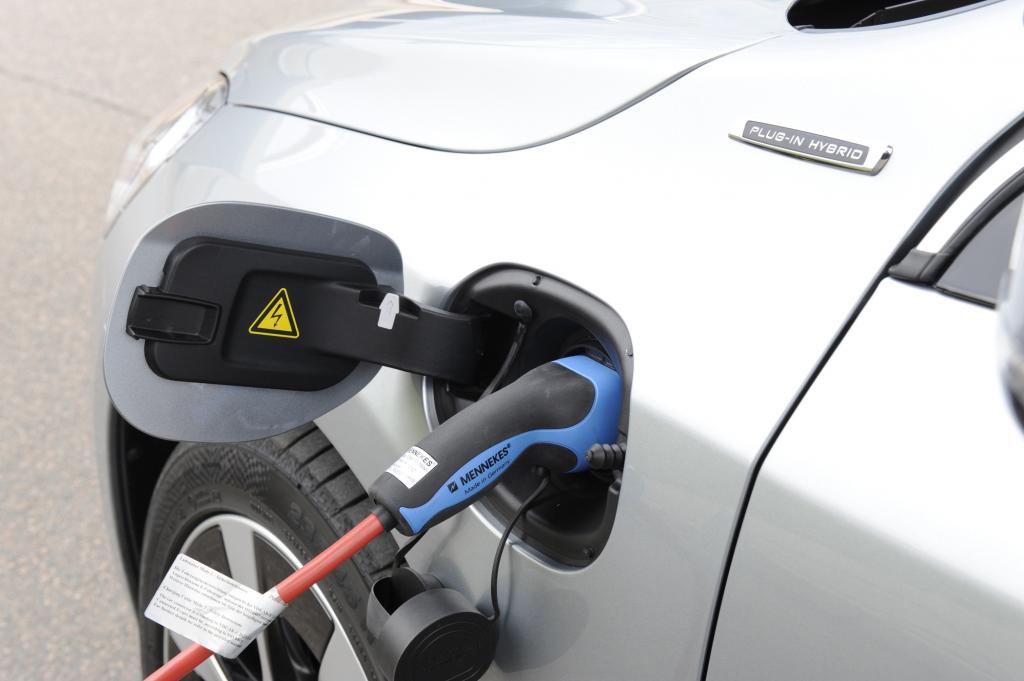 Mit dem Stecker kann der Akku beim V60 geladen werden