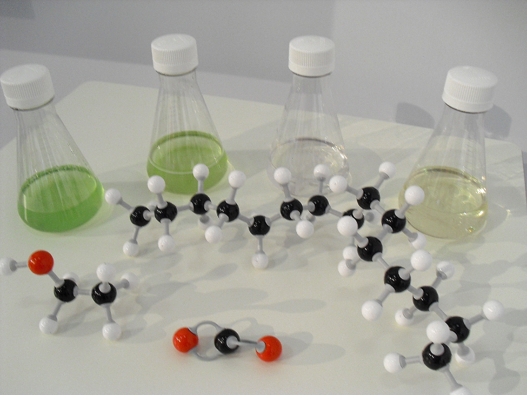 Natürlich spielt die Chemie eine große Rolle bei der Entwicklung synthetischer Kraftstoffe. 