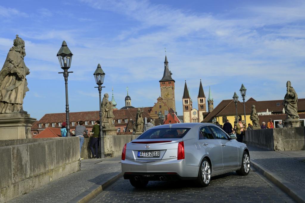 Nur bei sehr forscher Fahrt über schnelle Straßen wirkt die Lenkung übersensibel