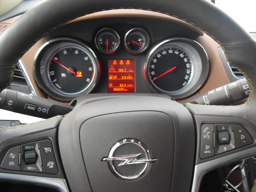 Opel Mokka: Blick durch den Lenkradkranz auf die Rundinstrumentierung. 