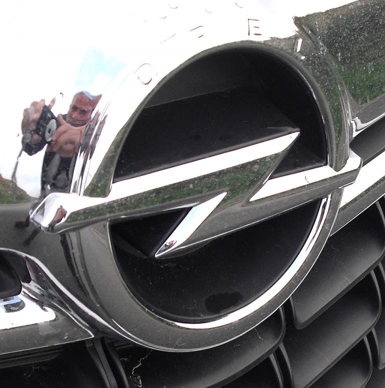 Opel Mokka: Das Markenlogo sitzt vorn in einer Chromspange am oberen Kühlergrill. 