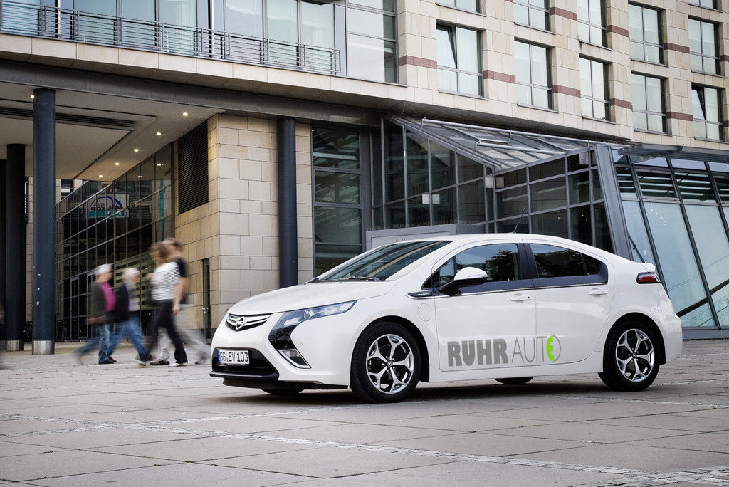 Opel übergibt 20 Ampera an das Forschungsprojekt 