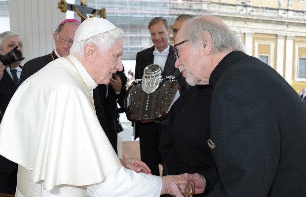 Papst segnet zwei Harley-Davidson-Tanks