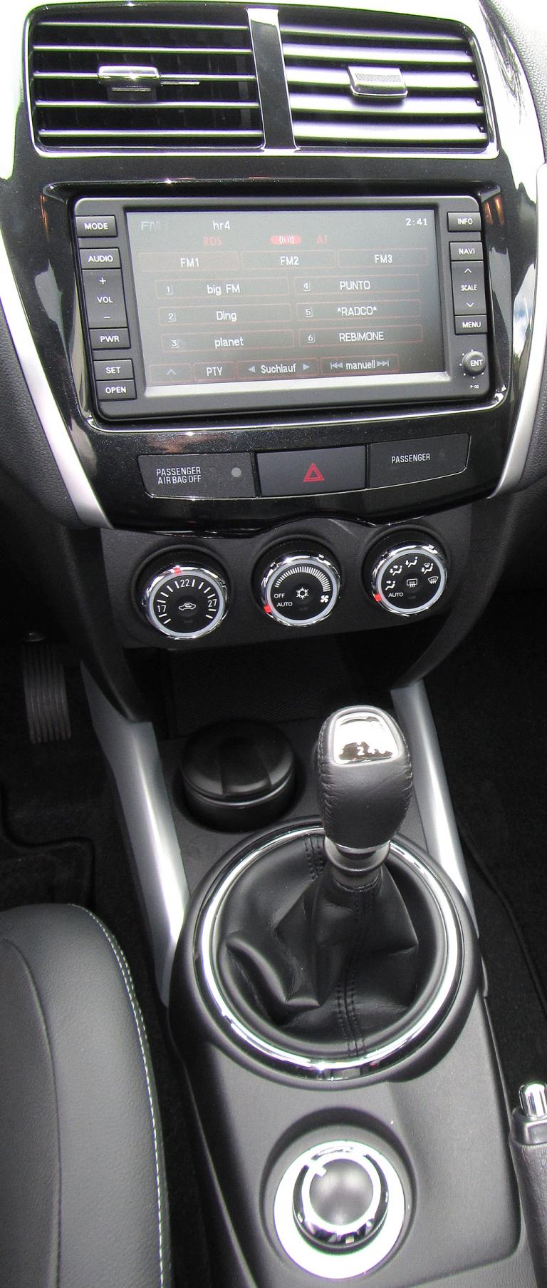 Peugeot 4008: Blick auf den mittleren Armaturenträger. 