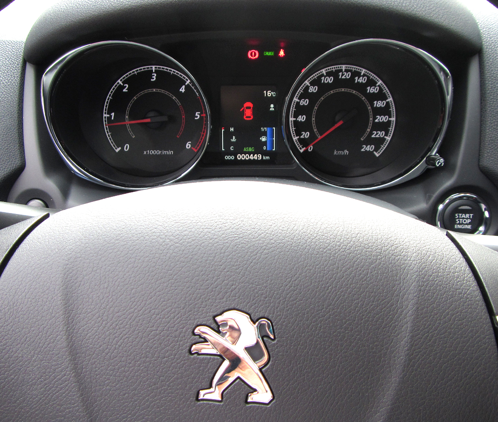 Peugeot 4008: Blick durch den Lenkradkranz auf die Rundinstrumentierung. 