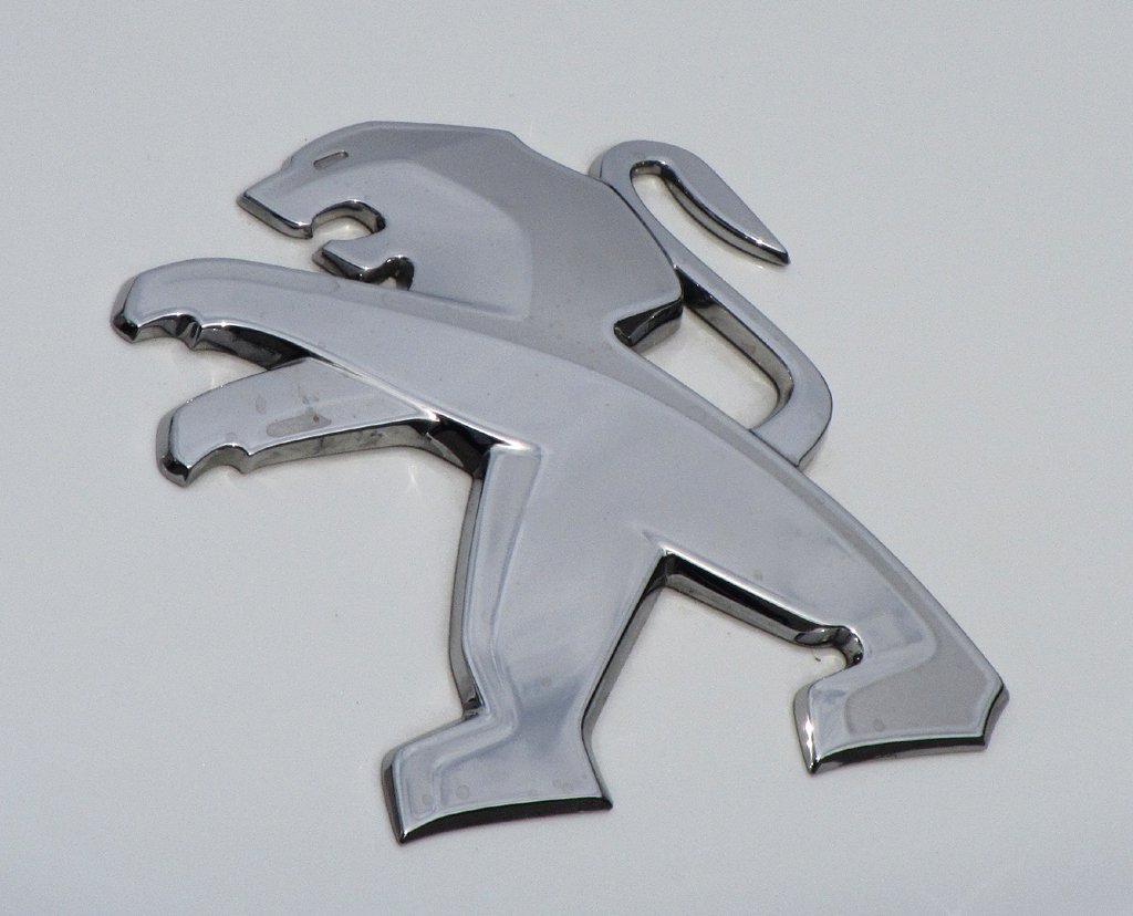 Peugeot 4008: Der Markenlöwe sitzt vorn auf der Motorhaube. 
