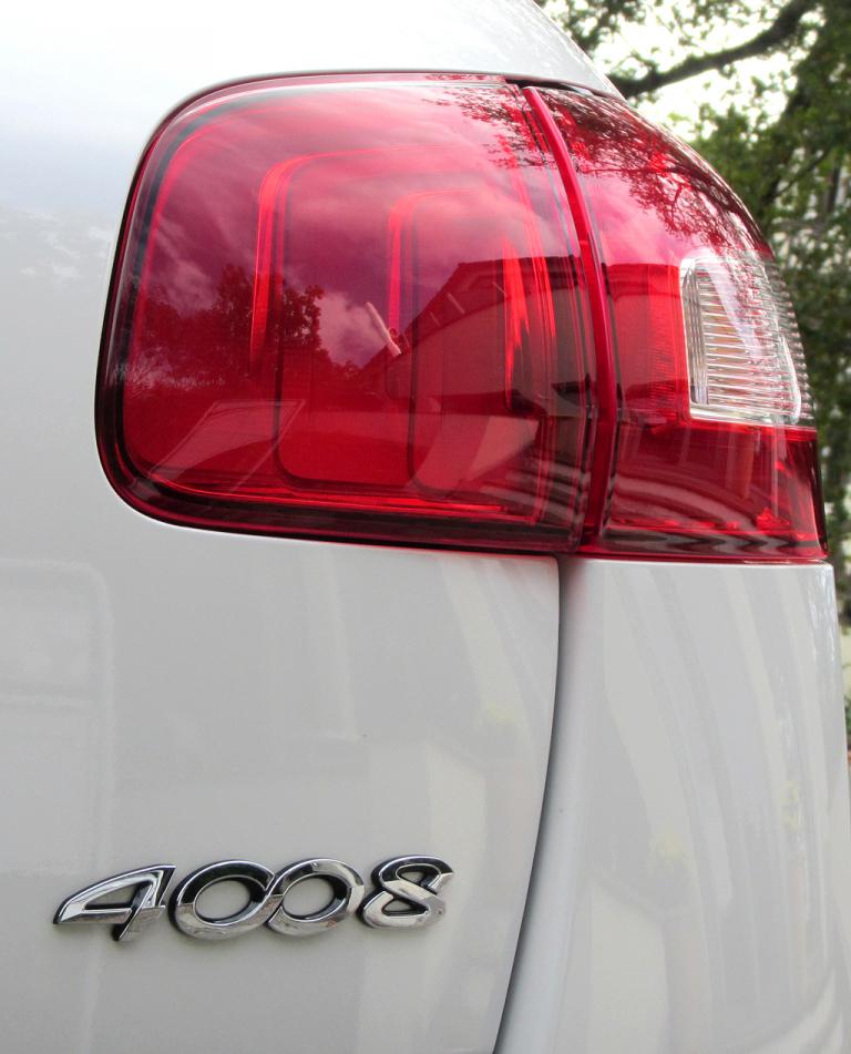 Peugeot 4008: Großformatig umgreifende Heckleuchten-Einheit mit Modellschriftzug darunter. 