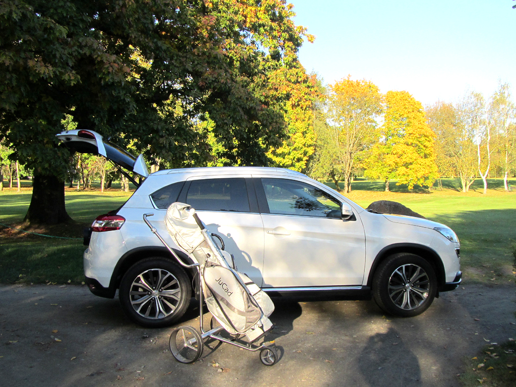 Peugeot 4008: Im Alltag macht der Franzose sogar auf Golfplätzen eine gute Figur. 