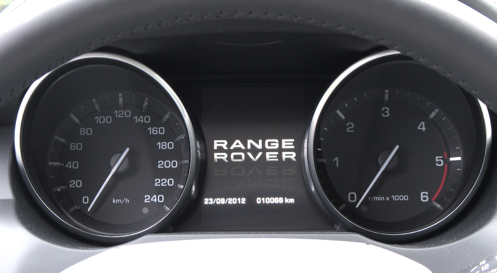 Range Rover Evoque: Blick durch den Lenkradkranz auf die Rundinstrumentierung.