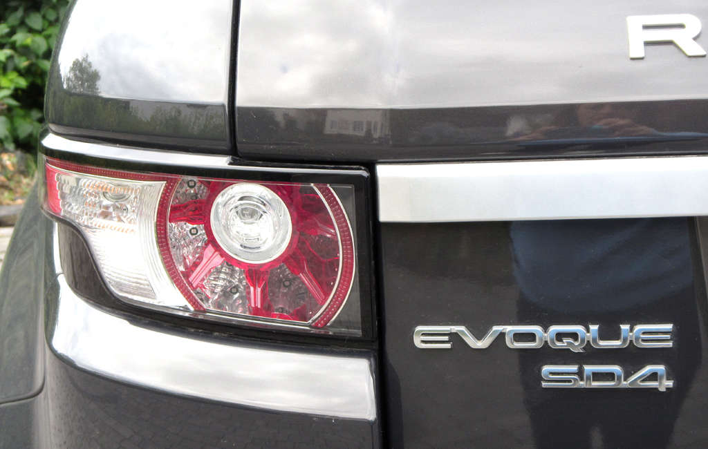Range Rover Evoque: Moderne Leuchteinheit hinten mit Modell- und Motorisierungsschriftzug.