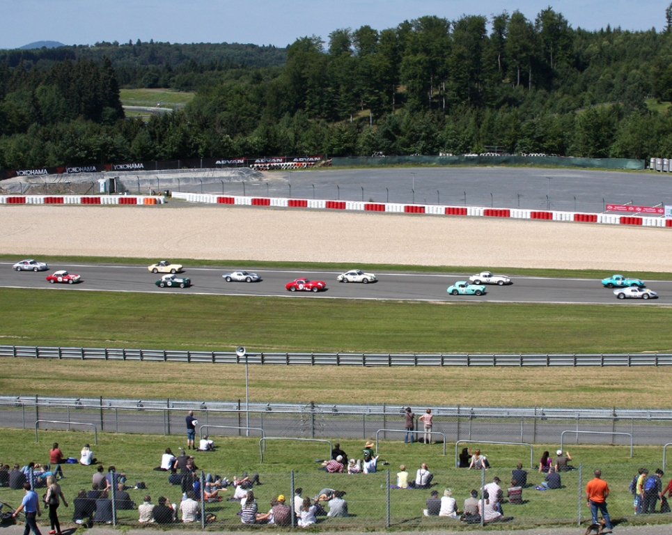 Raubkatzen auf der Strecke: Jaguar-Oldtimer beim Rennen auf dem Grand-Prix-Kurs.