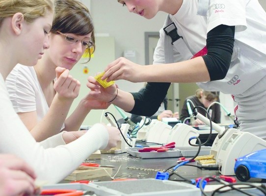 Schülerinnen schnuppern bei Audi Technik-Luft