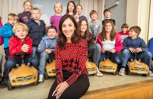 Sibel Kekilli übergibt Bobby-Benz an Kinder- und Jugendhilfe Elisabethstift