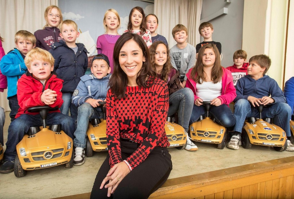 Sibel Kekilli übergibt Bobby-Benz an Kinder- und Jugendhilfe Elisabethstift