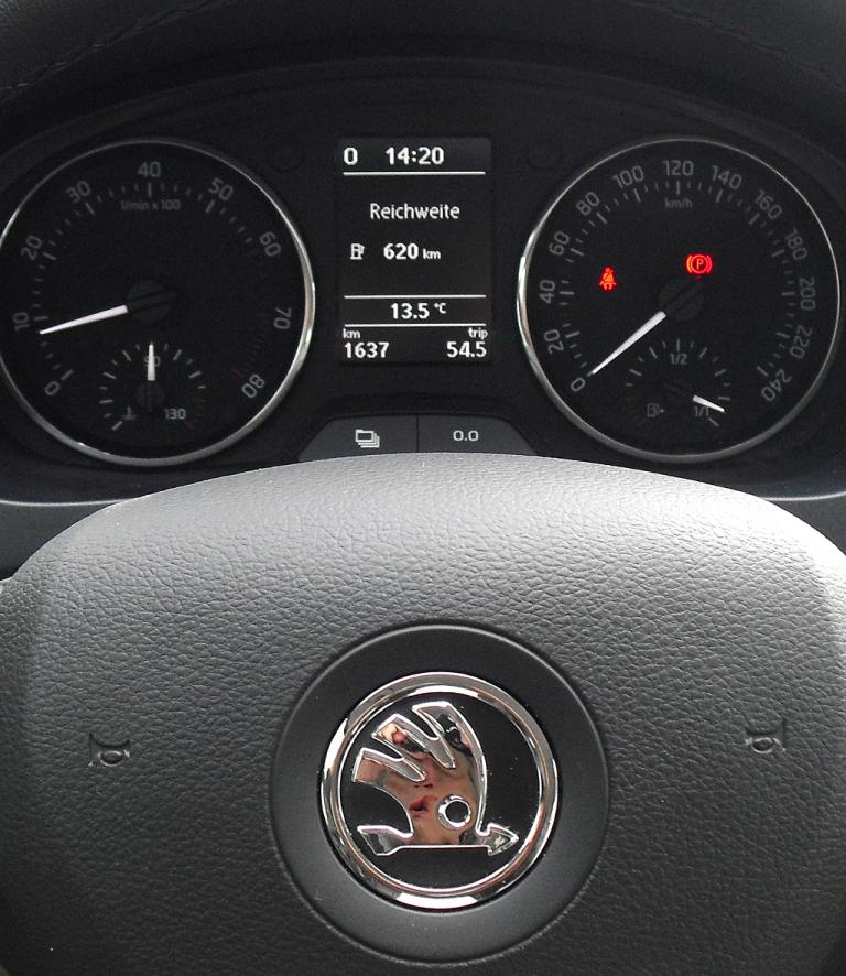 Skoda Rapid: Blick durch den Lenkradkranz auf die Rundinstrumentierung. 