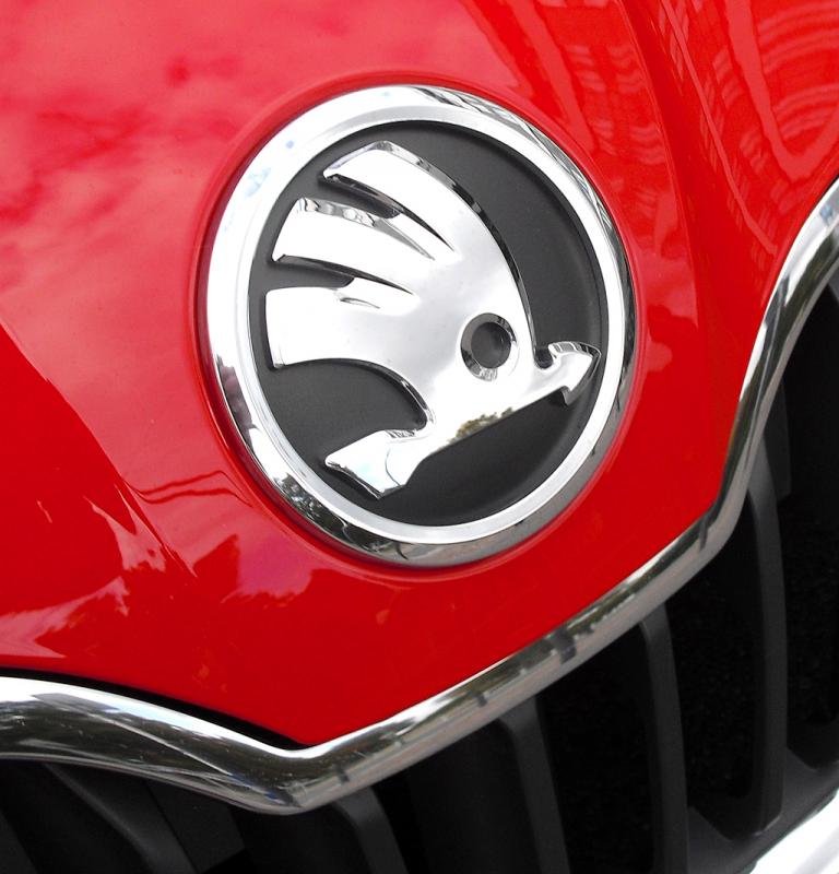 Skoda Rapid: Das Markenlogo sitzt vorn über dem Kühlergrill. 