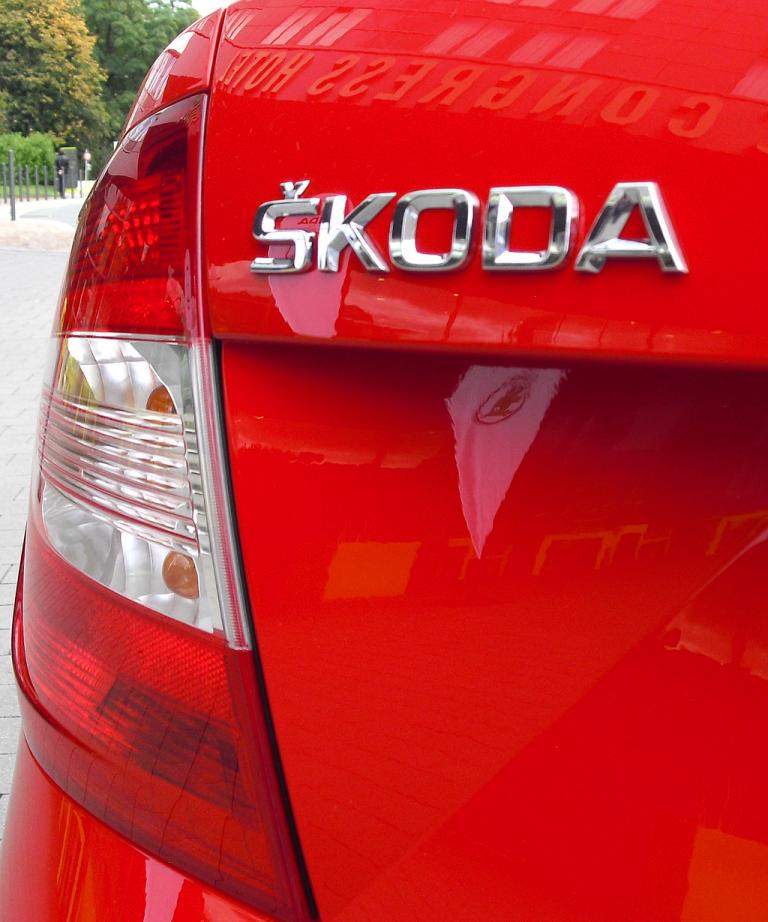 Skoda Rapid: Moderne Leuchteinheit hinten mit Markenschriftzug. 