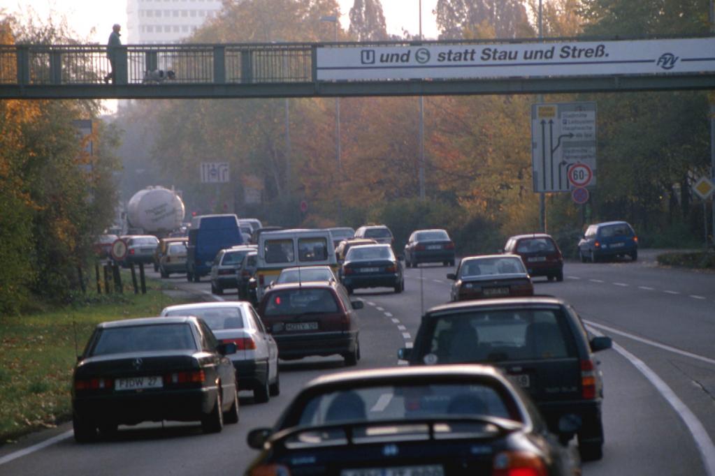 Umziehen statt große Distanzen fahren: Pendler ziehen