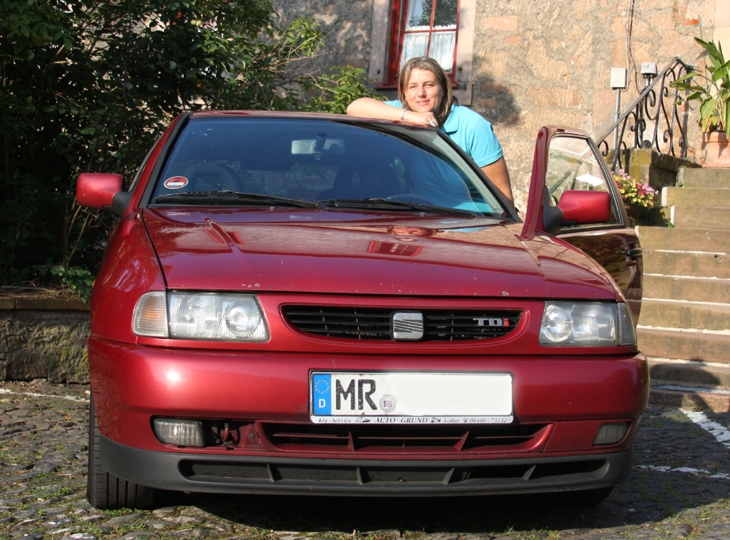 Unzertrennlich: Nicole Krug Feliz Perez und ihr Seat Ibiza. 