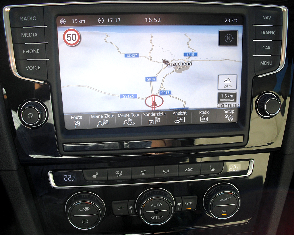 VW Golf: Blick auf das große Display im mittleren Armaturenträger. 