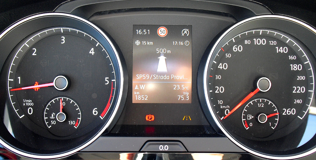 VW Golf: Blick durch den Lenkradkranz auf die Rundinstrumentierung. 