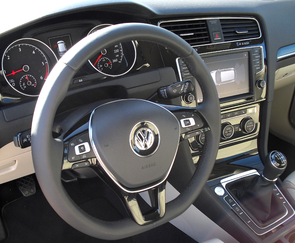 VW Golf: Blick ins übersichtlich gestaltete Cockpit. 