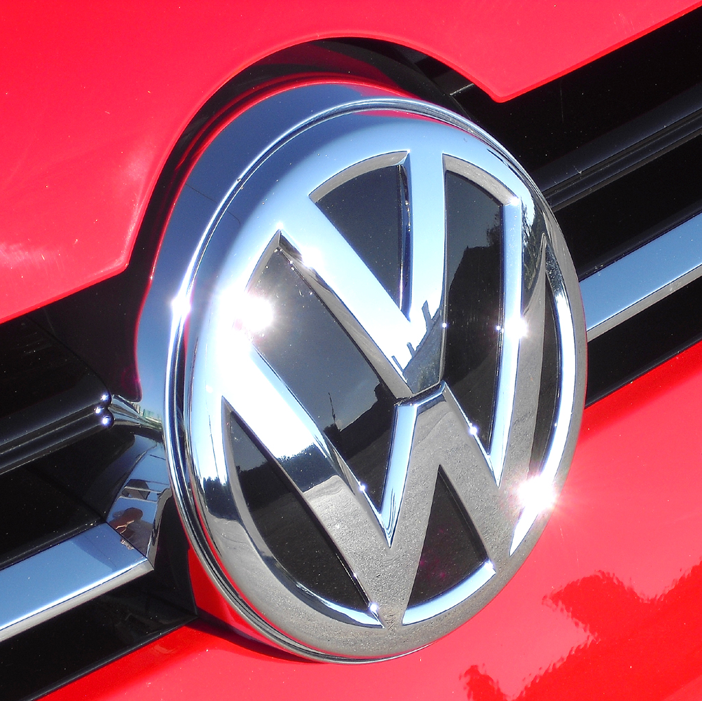 VW Golf: Das Markenlogo sitzt vorn direkt unterhalb der Motorhaube. 