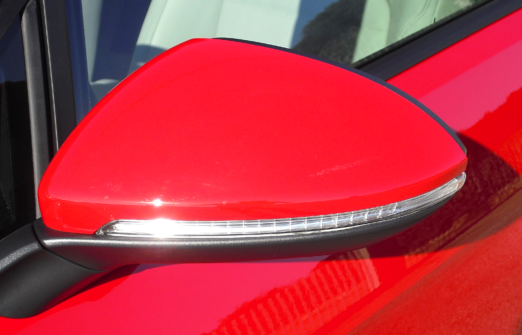 VW Golf: In die Außenspiegel sind Blinkleisten integriert. 