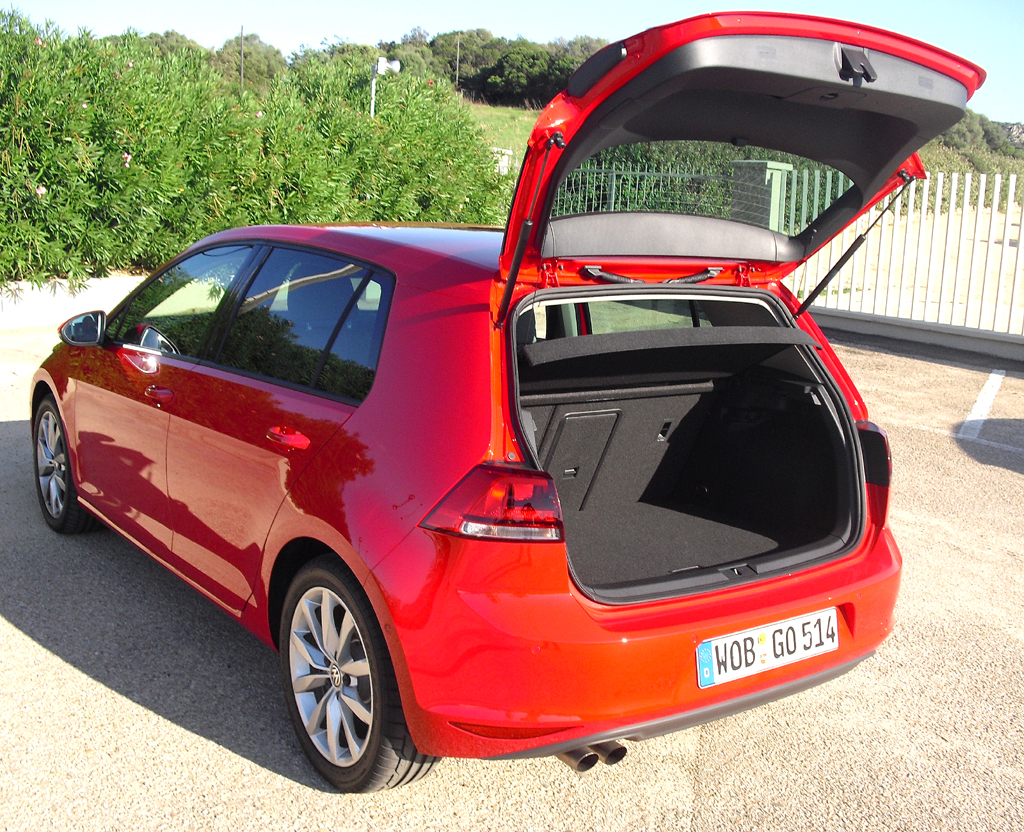 VW Golf: Ins Gepäckabteil passen 380 bis 1270 Liter hinein. 