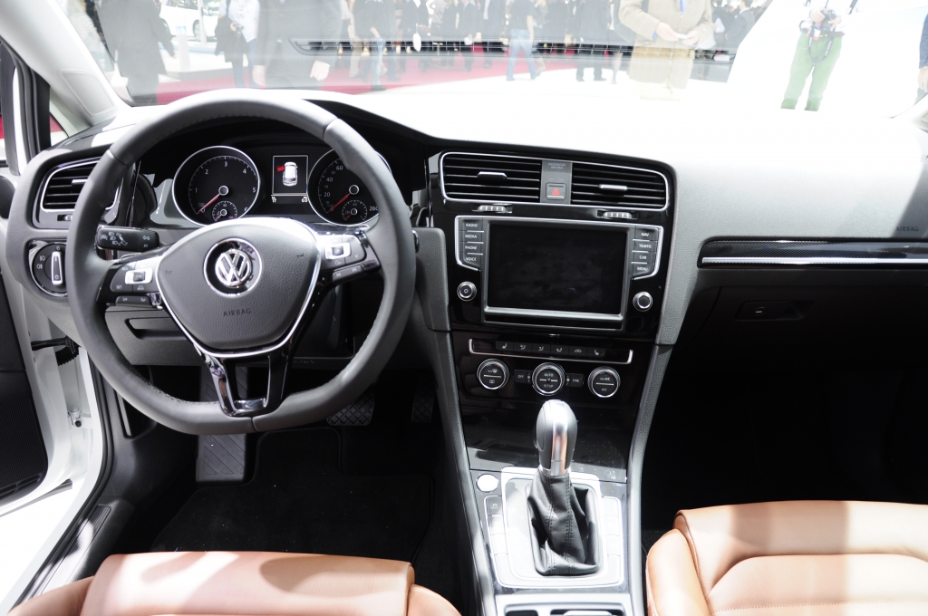 VW macht Paris zum Golfplatz - Premiere des Golf VI an der Seine