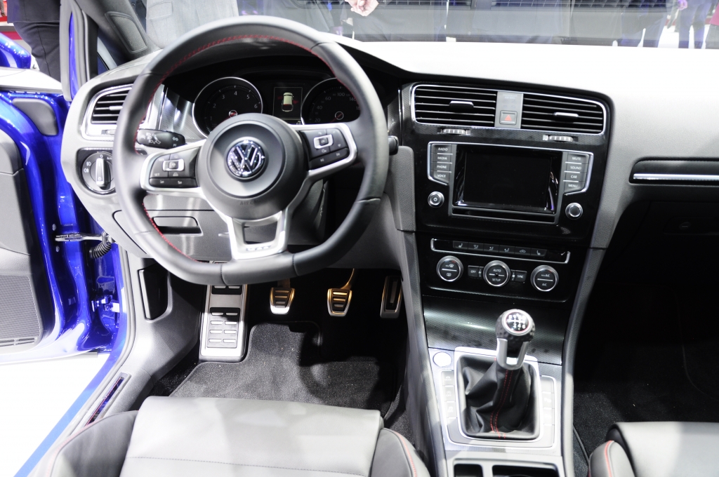 VW macht Paris zum Golfplatz - Premiere des Golf VI an der Seine
