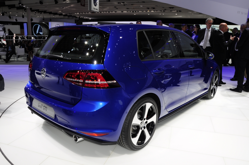 VW macht Paris zum Golfplatz - Premiere des Golf VI an der Seine