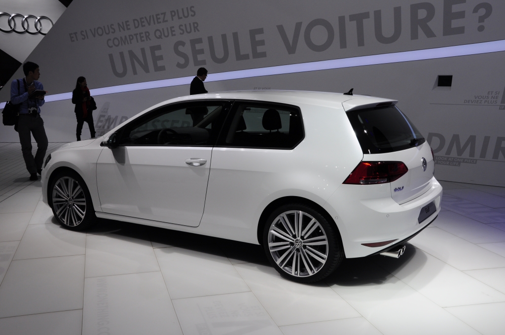 VW macht Paris zum Golfplatz - Premiere des Golf VI an der Seine